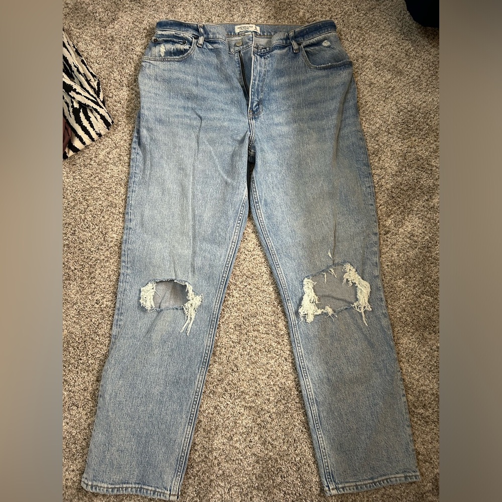 Abercrombie and fitch the 90’s straight ultra high rise Jean sz 33/16 never worn